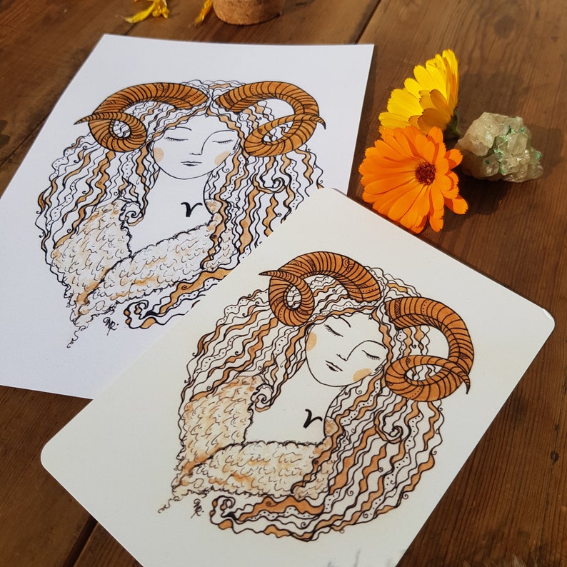 Puede incluir: Una ilustraci&oacute;n dibujada a mano del signo astrol&oacute;gico Aries, representada como una mujer con el pelo rizado y cuernos de carnero. La ilustraci&oacute;n est&aacute; hecha en tonos marrones y naranjas.