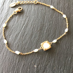Mother of pearl bracelet with cultured pearl and Gold plated