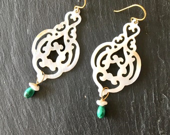 Boucles d'oreilles arabesques  nacre malachite perle