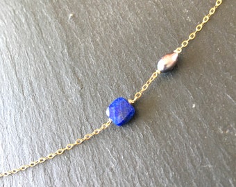 Collier fin lapis-lazuli, perle de culture grise, plaqué or