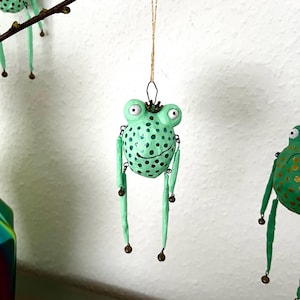 Grumpy Frog, hängender Frosch, Osterdeko, Froschskulptur, mürrischer Frosch zum Aufhängen, Froschkönig, Osterschmuck, Froschanhänger, Unikat