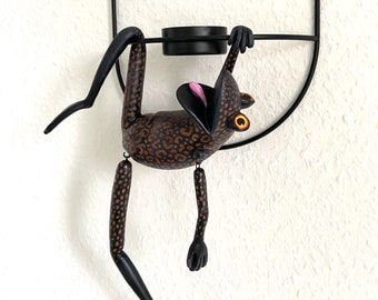 Raubfrosch, Leo,  Kerzenhalterhalterfrosch, Kerzenhalter mit Frosch, Wandleuchter Frosch, Kerzenleuchter, Wandobjekt, Frosch Figur