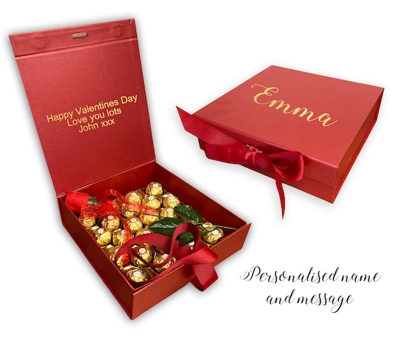 Grand coffret cadeau de Noël rouge personnalisé Ferrero Rocher chocolat or  -  France