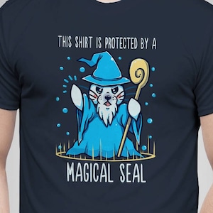 UK Delivery//dit shirt is beschermd door een magische zegel - schattig zeehond dieren T-shirt//grappig schattig dieren woordspeling shirt//cartoon zeehond T-shirt