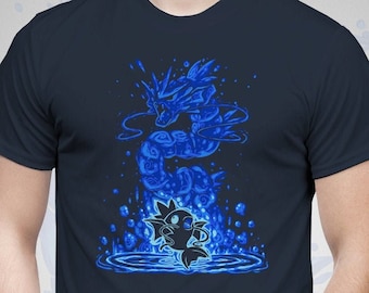 Entrega en el Reino Unido // The Waterfall Dragon Within - Camiseta gyarados // Camisa poke moninspired // Camisa de agua magikarp // Camiseta de videojuego
