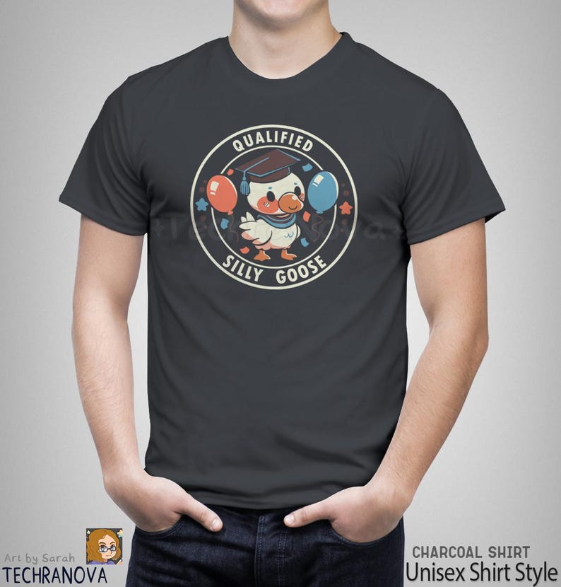Może przedstawiać: Szary t-shirt z nadrukiem kresk&oacute;wkowego gęsi w czapce absolwenta trzymającego balony. Tekst "Qualified Silly Goose" jest nadrukowany w k&oacute;łku wok&oacute;ł gęsi.