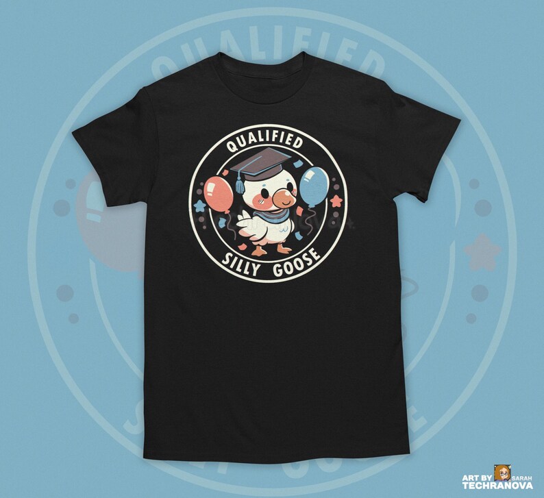 Może przedstawiać: Czarny T-shirt z kresk&oacute;wkowym gęsiem w czapce absolwenta trzymającym balony. Na koszulce nadrukowany jest napis "Qualified Silly Goose".