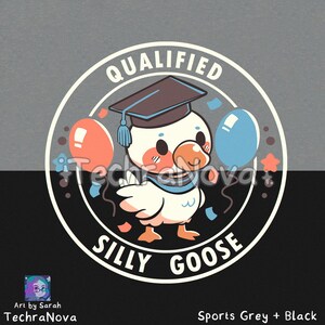 Może przedstawiać: Czarno-biały okrągły wz&oacute;r z tekstem "QUALIFIED SILLY GOOSE" w białej ramce. W środku wzoru znajduje się kresk&oacute;wkowa gęś w czapce absolwenta i niebieskim szaliku. Gęś otoczona jest konfetti i dwoma balonami, jednym czerwonym i jednym niebieskim.