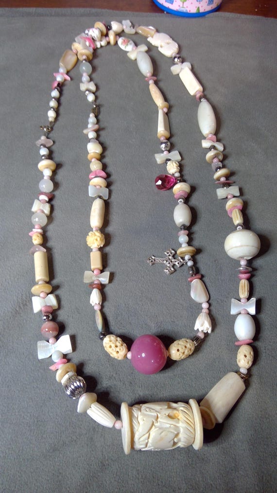 Vintage Elephant Necklace Bakelite - image 2