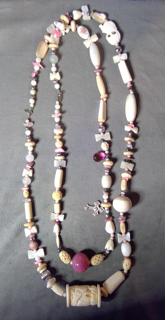 Vintage Elephant Necklace Bakelite - image 1