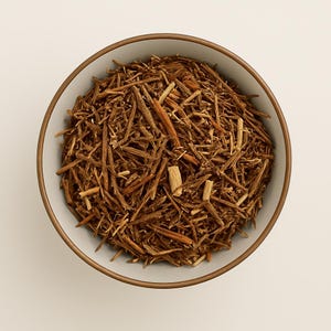 Può includere: Una ciotola di ceramica bianca piena di materiale vegetale secco marrone e marrone chiaro. La ciotola ha un bordo marrone.