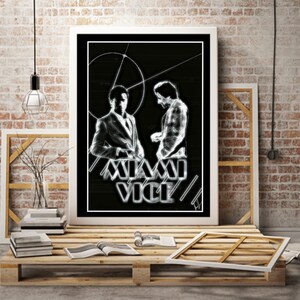 Pode incluir: Um pôster preto e branco com um design retrô apresentando dois homens de terno. O pôster diz "Miami Vice" em uma fonte estilizada.