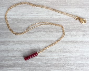 Collar vertical de la barra de rubí, collar de rubí, collar de oro, piedra de nacimiento de julio, collar de piedra de nacimiento, collar delicado, collar minimalista