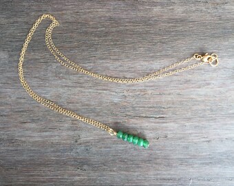 Barre verticale Emerald Necklace, collier d’émeraude, Collier or, collier fin, collier Minimal, superposition de collier, peut Pierre de naissance