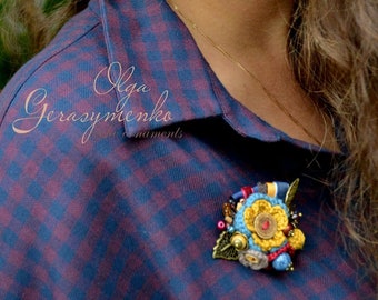 Colored floral brooch, dress brooch, small crochet pin, beaded brooch, scarf pin, flower brooch, jacket brooch