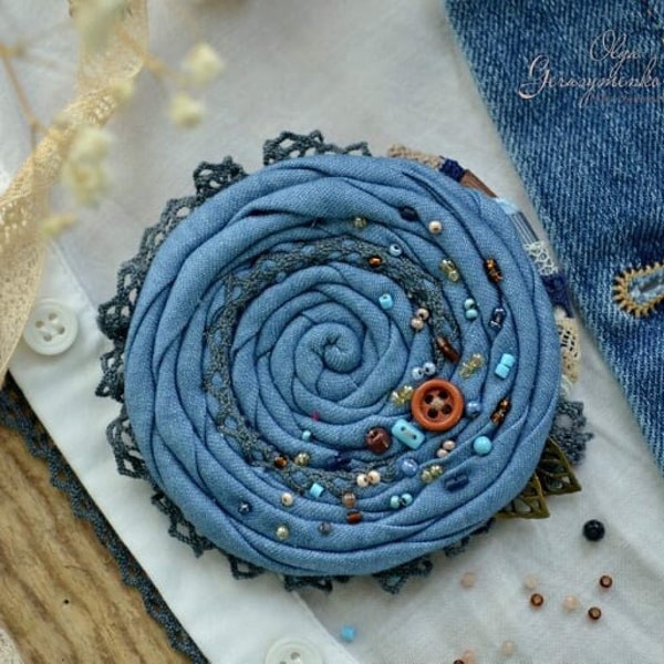 Broche en jean, broche en tissu, épingle fleur bleue, épingle pour foulard, broche pour jean, épingle pour pull, épingle de style vintage, bijoux en jean