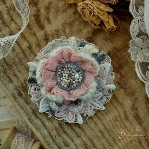 Jurkbroche, kleine broche, gehaakte pin, roze broche, blousebroche, gehaakte sieraden, pastelpin, elegante broche