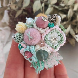 Small crochet brooch, gem brooch, sweater pin, flower brooch, collar pins, mother&#39;s day gift, pink brooch, cardigan pin
