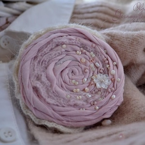 Jurkbroche, lichtroze zijden broche, stoffen bloemenbroche, sjaalspeld, elegante broche, textielbroche