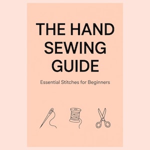 Może przedstawiać: Prostokątny przewodnik z tytułem THE HAND SEWING GUIDE oraz podtytułem Essential Stitches for Beginners wydrukowanym na czarno na jasnobrzoskwiniowym tle. Poniżej tekstu znajdują się trzy czarne ikony liniowe: igła, szpulka nici i nożyczki.