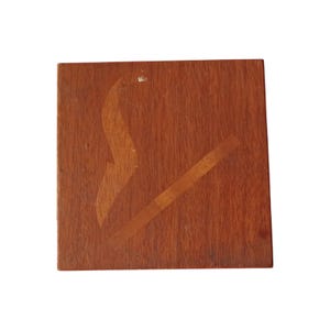 Vintage zeldzame Sovjet-Russische sigarettenkoker/doos met sigarettenthema op tafel, jaren 60/70