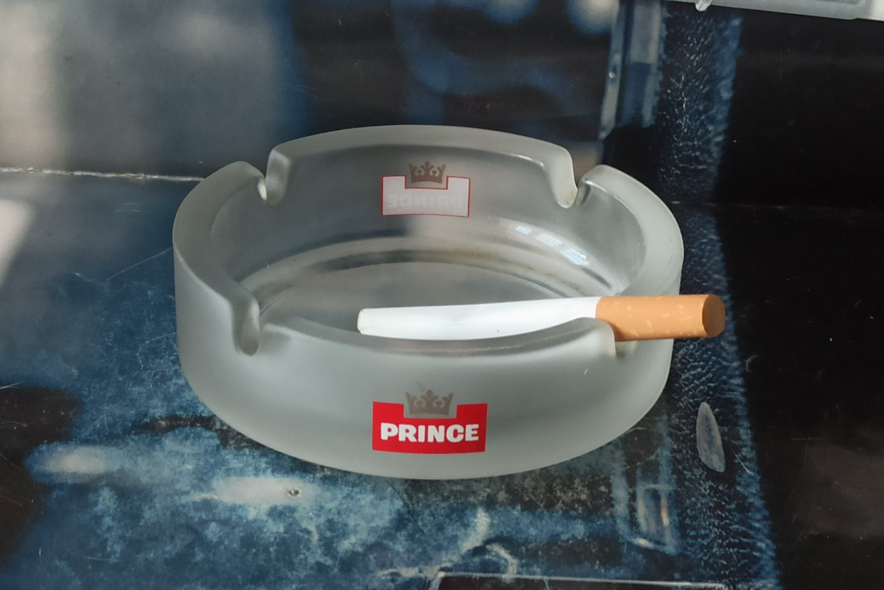 Prince Denmark Zigaretten Aschenbecher, groß, weiß satiniert