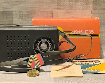 ¡¡Conjunto de premios para veteranos de la Segunda Guerra Mundial!! Selga 405 - Hermoso receptor de radio MW/LW portátil vintage + medalla, 1985