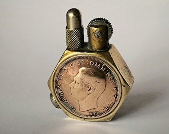 Rares !! Beau briquet à essence vintage avec pièces d'un demi-penny de 1941, très bon état, Angleterre, années 40
