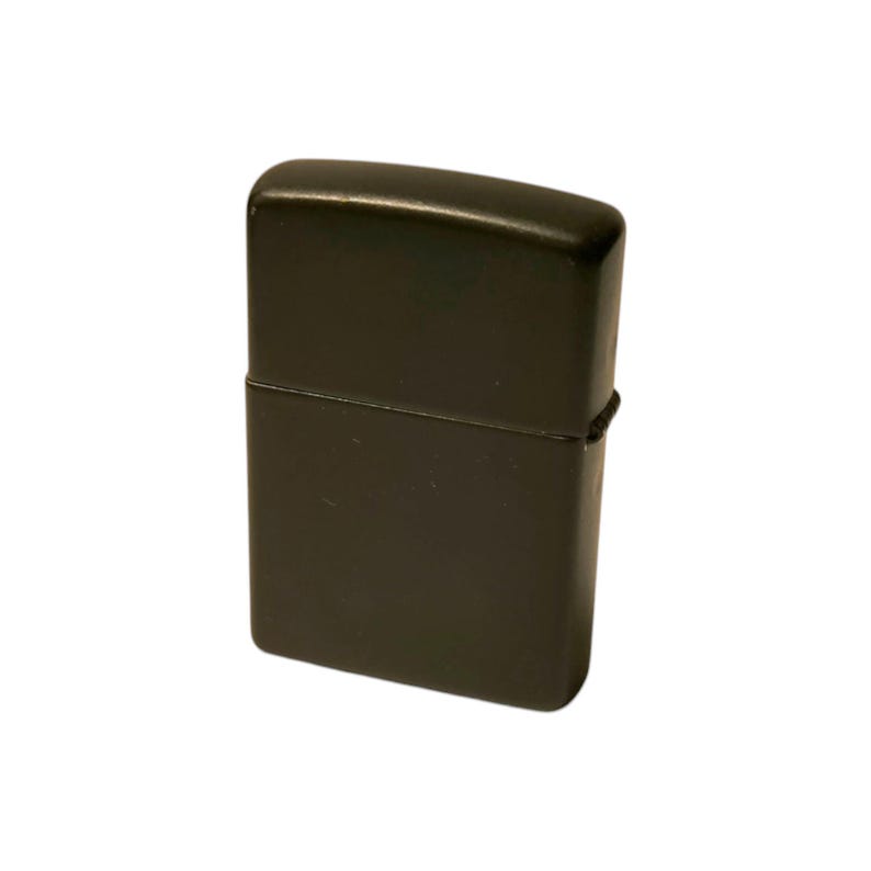 Puede incluir: Un encendedor rectangular negro con bordes redondeados y una tapa con bisagras. El encendedor tiene un acabado mate. El dise&ntilde;o es simple y funcional. El encendedor se muestra sobre un fondo blanco.