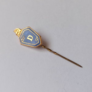 Letra D: hermosa insignia soviética vintage, Letonia, años 70