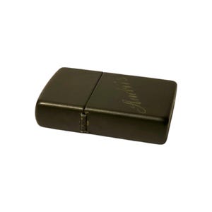 Puede incluir: Un encendedor de metal gris oscuro con la palabra "Andris" grabada en la parte delantera. El encendedor es rectangular con bordes redondeados y una tapa con bisagras. El encendedor est&aacute; cerrado en la imagen.