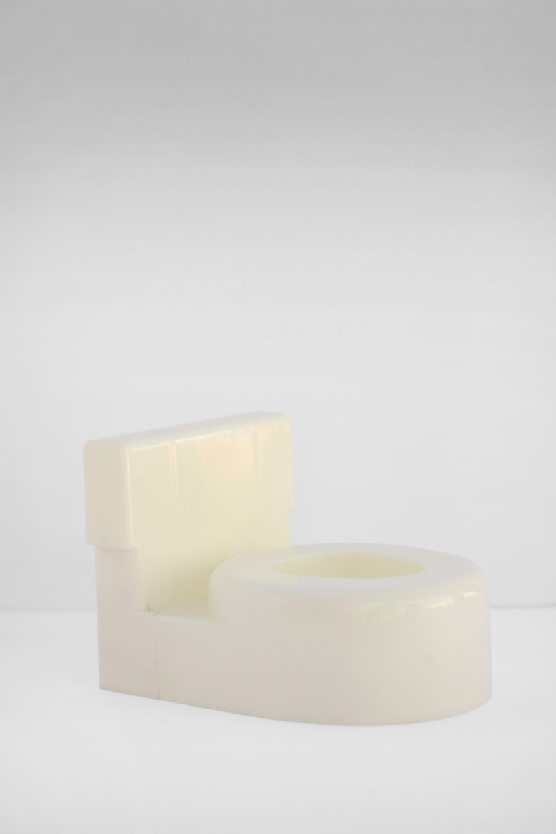 Puede incluir: Un asiento de entrenamiento para ir al ba&ntilde;o de pl&aacute;stico blanco para ni&ntilde;os peque&ntilde;os.