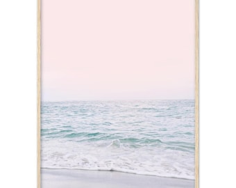 Póster enmarcado de playa rosa rubor, lámina de océano en tonos pastel