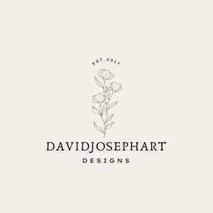 Op de afbeelding: Zwart-witte lijnkunstlogo met een gestileerde bloem met drie bloesems en de tekst "DAVIDJOSEPHART DESIGNS" en "EST. 2017".