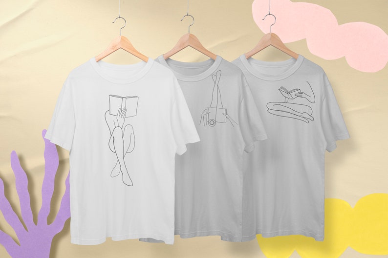 Op de afbeelding: Drie witte T-shirts met verschillende lijntekeningen van mensen. De tekeningen zijn van mensen die lezen, zitten met hun benen omhoog en zitten met gekruiste benen.