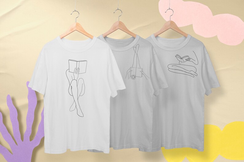 Op de afbeelding: Drie witte T-shirts met zwarte lijntekeningen van figuren. De figuren zijn allemaal in verschillende poses, &eacute;&eacute;n leest een boek, &eacute;&eacute;n zit met haar benen omhoog en &eacute;&eacute;n zit met haar benen gekruist.