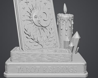 Puede incluir: Una escultura monocromática renderizada en 3D que presenta una pila de cartas del tarot, una vela de pilar derretida y pequeños cristales sobre una base rectangular. La carta frontal muestra un diseño de sol y luna, y la base tiene el texto TAROT READINGS.