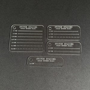 K&ouml;nnte beinhalten: Transparente Stichabstand-Schablonen aus Acryl mit verschiedenen Lochabst&auml;nden, von 2,7 mm bis 5,0 mm. Jede Schablone ist mit "Stitch Spacing (Space Between Holes)" beschriftet und zeigt die Ma&szlig;e in Millimetern an.