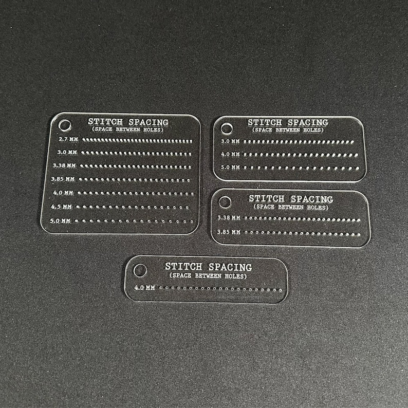 K&ouml;nnte beinhalten: Transparente Stichabstand-Schablonen aus Acryl mit verschiedenen Lochabst&auml;nden, von 2,7 mm bis 5,0 mm. Jede Schablone ist mit "Stitch Spacing (Space Between Holes)" beschriftet und zeigt die Ma&szlig;e in Millimetern an.