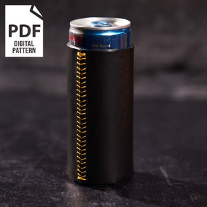 Peut inclure: Un refroidisseur de canette en cuir noir avec une couture jaune. Le refroidisseur est conçu pour s'adapter à une canette standard de 33 cl.