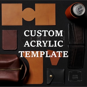 Könnte beinhalten: Eine Auswahl an Lederhandwerk-Vorlagen und Lederwaren, darunter Geldbörsen, eine Reisetasche und eine Getränkedosenhülle. Das Bild zeigt den Text "CUSTOM ACRYLIC TEMPLATE" in Weiß. Die Lederartikel sind in Braun- und Schwarztönen auf schwarzem Hintergrund.