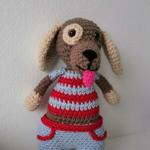 Oscar at the beach with his surfboard - pattern - pattern - in French - crochet