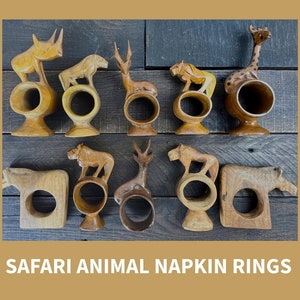 Vintage Serviettenringe afrikanischer Safaritiere Holztierfiguren auf einem Ständer Serviettenhalter Antilopen Giraffe Gazelle Nashorn Löwe Zebra