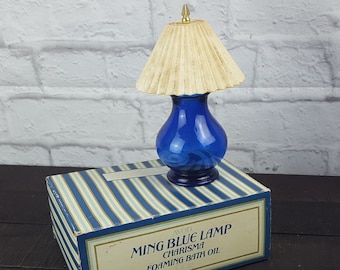 Vintage Avon Ming Blaue Lampe in der Originalverpackung Blaue Glaslampe 1970er Jahre Cottage Chic Vanity Decor Vintage Werbung Avon Sammlerdekor