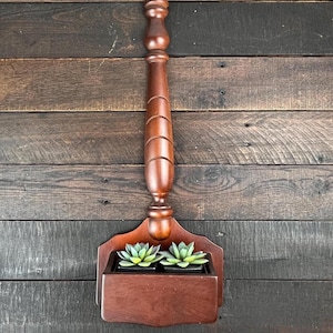 Vintage 20-Zoll-Wand-Taschen-Übertopf für Pflanzen Sukkulenten oder Gewürze Vertikale hängende Holzwandkunst Kolonialland Bauernhaus Boho-Dekor