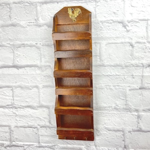 Vintage Wooden Letter Key Holder with Rooster Motif 3-Pocket Wall Mounted Rustic Wood Hanging Organizer Home Office Accessory Rustic Décor