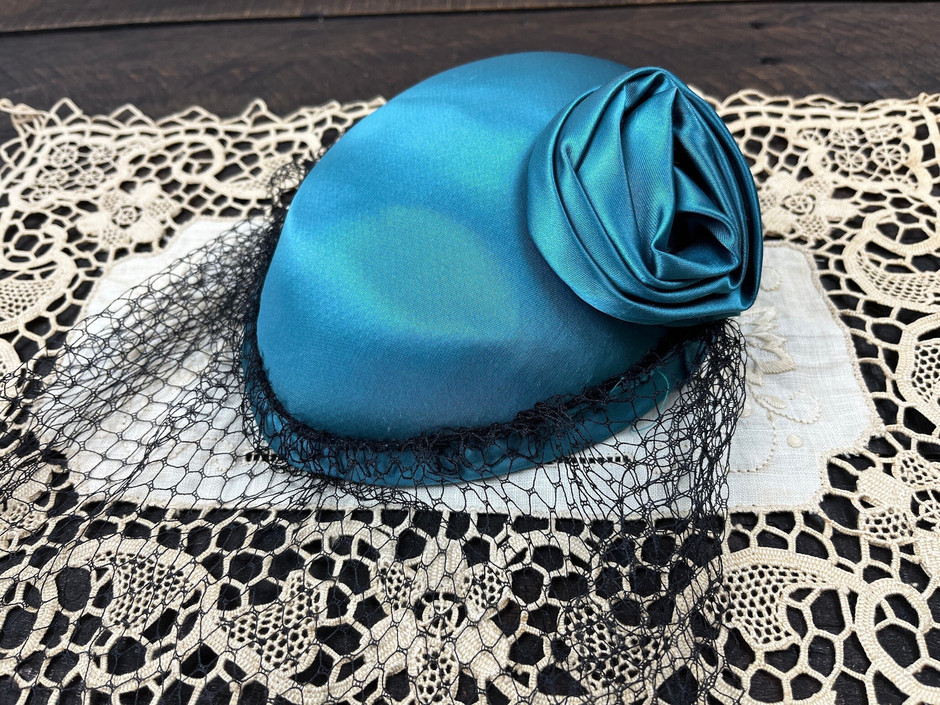 1950年代のヴィンテージ ファシネーターハット ティールブルー サテン