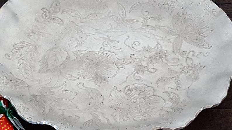 Vintage Embossed Aluminum Serving Tray Decorative Fluted Silver Round Tray Floral Motif Candy Dish Retro Hollywood Regency Catchall Gift Her