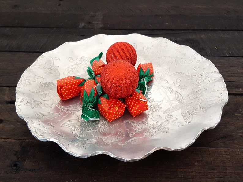 Vintage Embossed Aluminum Serving Tray Decorative Fluted Silver Round Tray Floral Motif Candy Dish Retro Hollywood Regency Catchall Gift Her