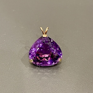 Deep Purple Trillion Shape 20 Ct Amethyst Pendant Set In 14Kt Yellow Gold